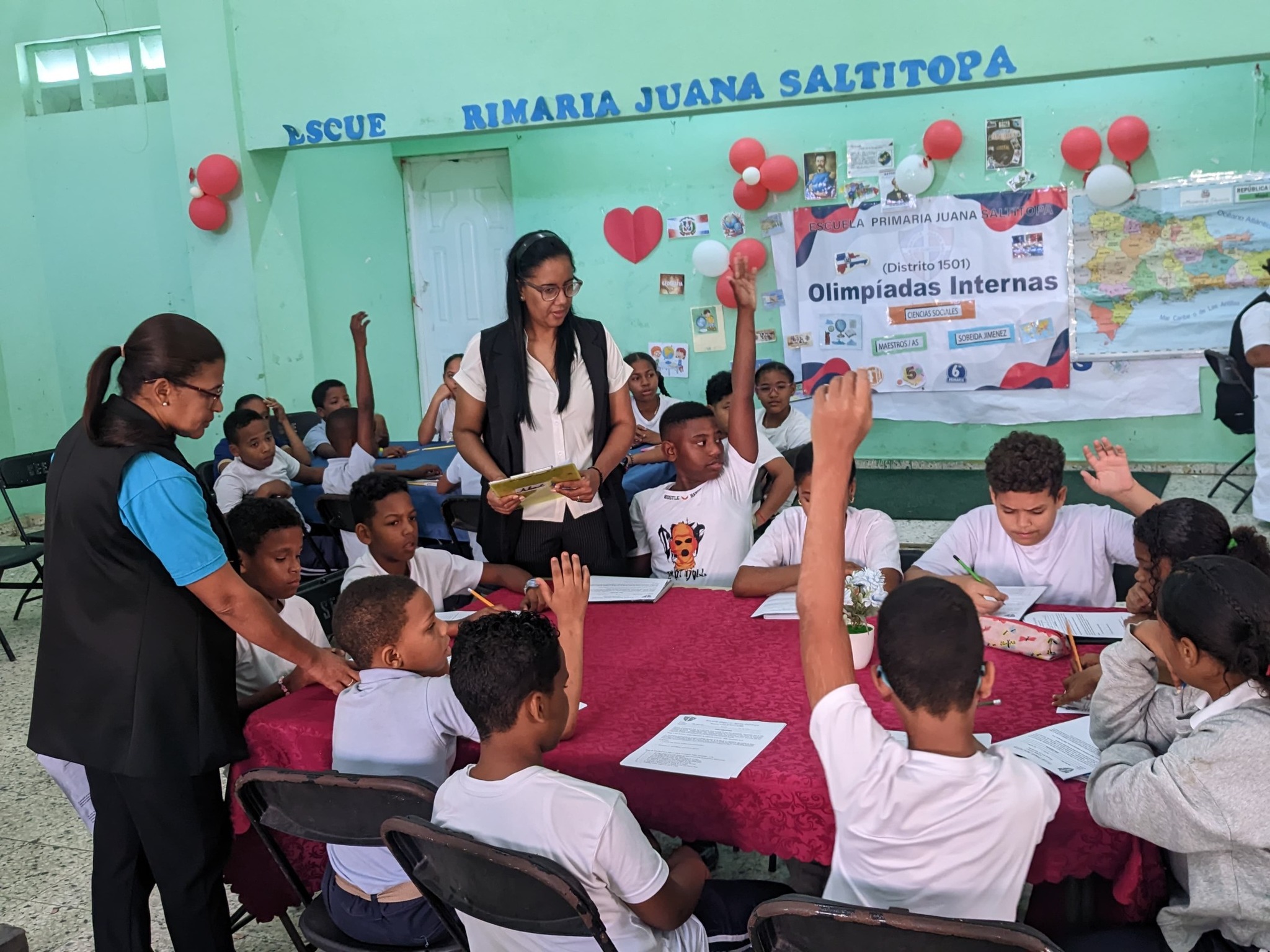Estudiantes participando activamente en clase en la Escuela Juana Saltitopa