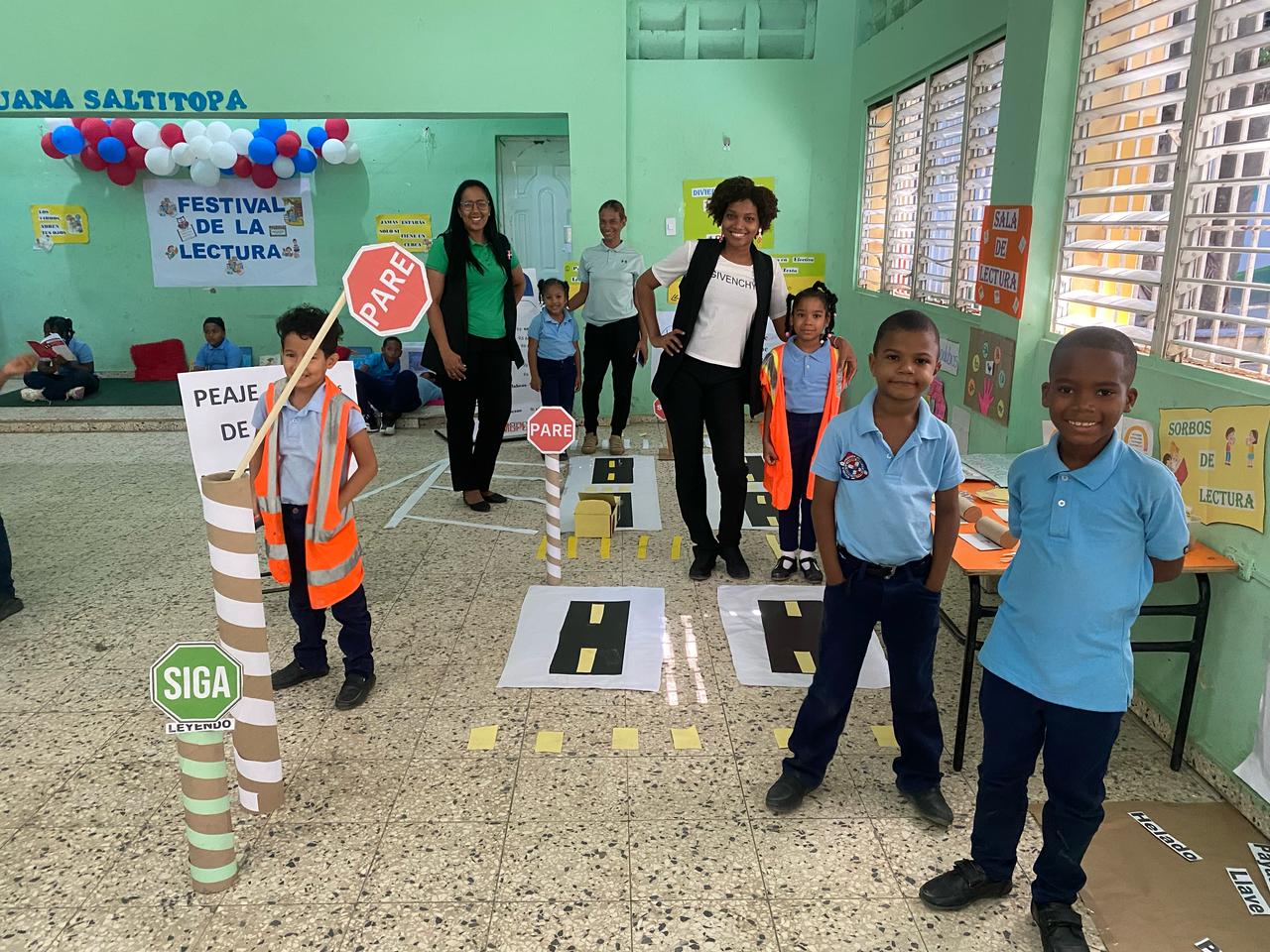 Estudiantes atentos durante una clase en la Escuela Juana Saltitopa