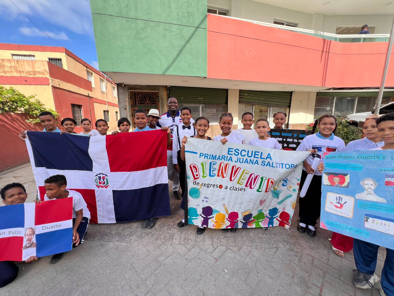 Niños sonriendo en el patio de la Escuela Juana Saltitopa en Los Alcarrizos