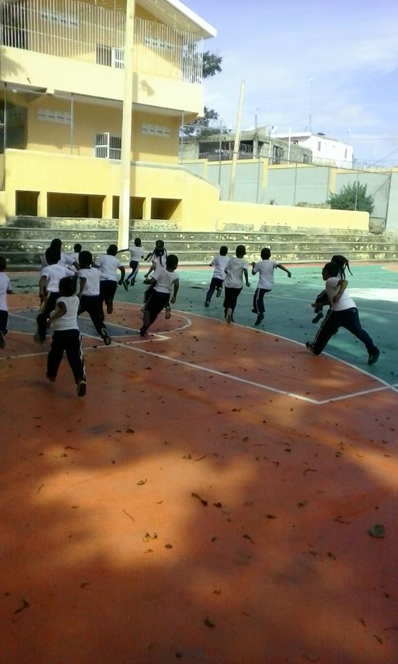 Niños jugando la plaquita en el recreo en Juana Saltitopa