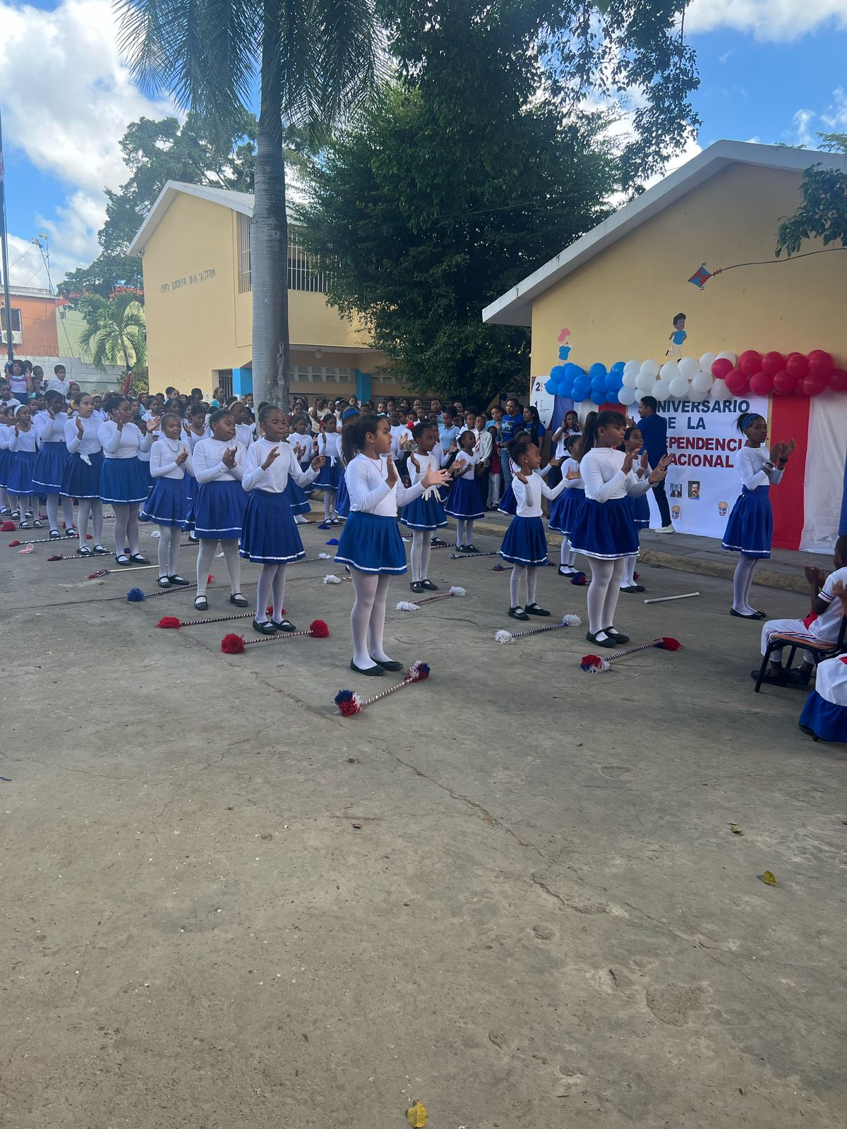 Maestro impartiendo una lección interactiva a estudiantes en el patio escolar