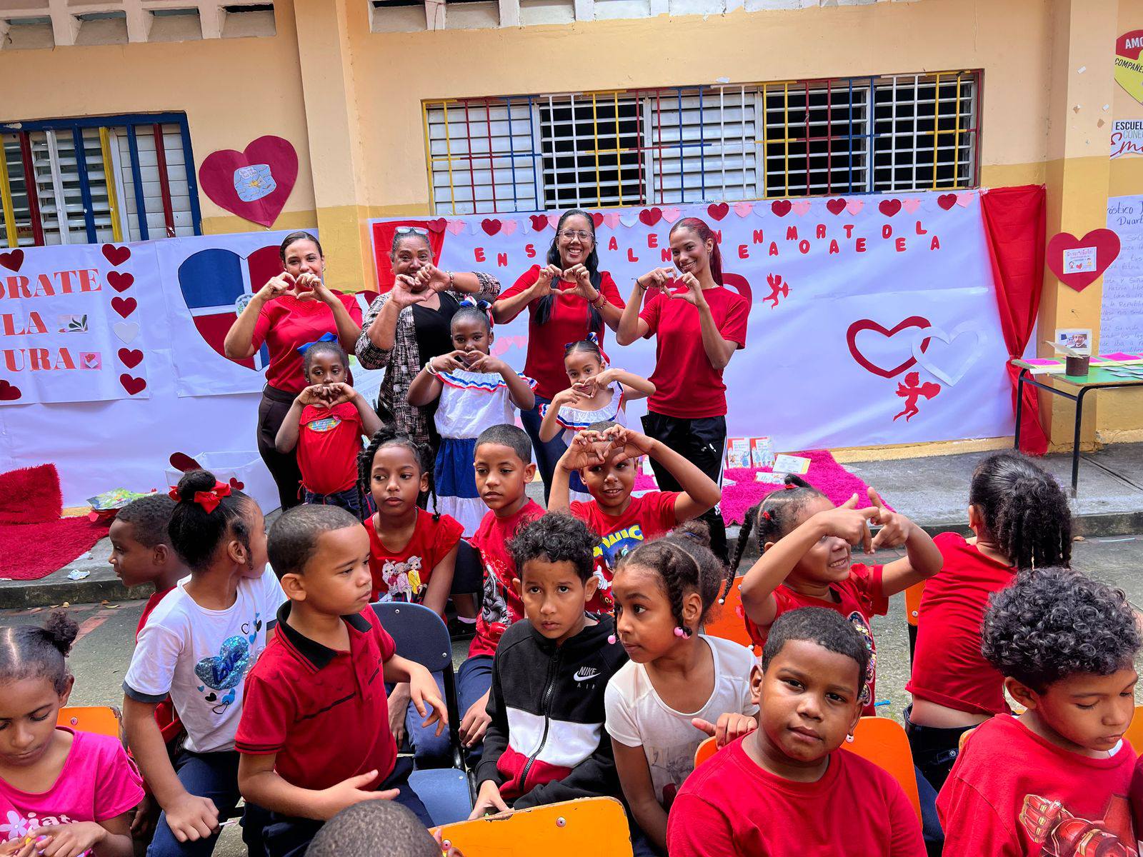 Niños en una actividad recreativa grupal en Juana Saltitopa
